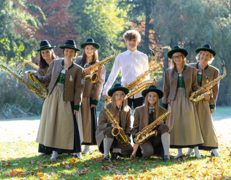 Gruppe Saxophonisten in Uniform